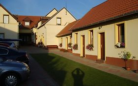 Szuts Panzio