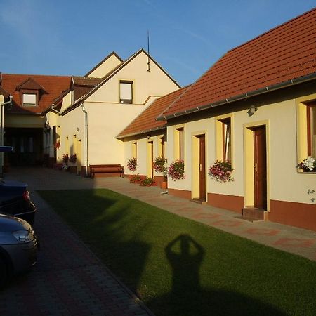 Bed and Breakfast Szuts Panzio Fertőrákos Exterior foto