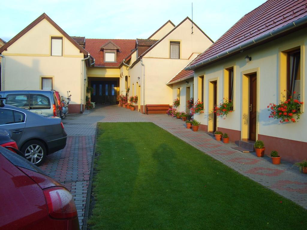 Bed and Breakfast Szuts Panzio Fertőrákos Exterior foto