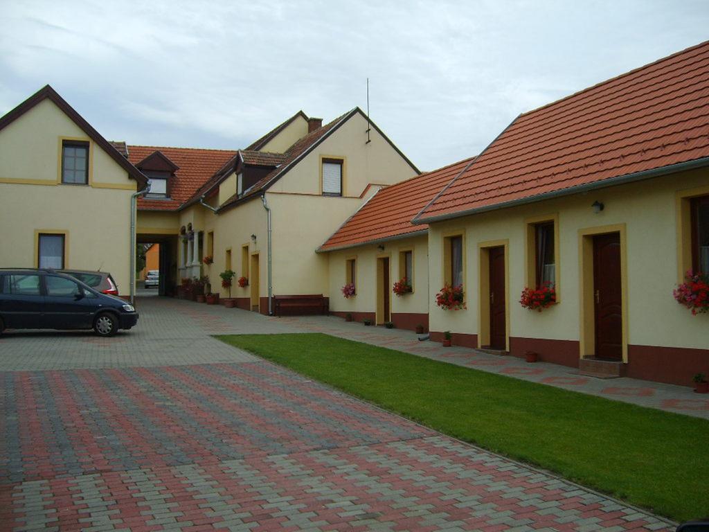 Bed and Breakfast Szuts Panzio Fertőrákos Exterior foto